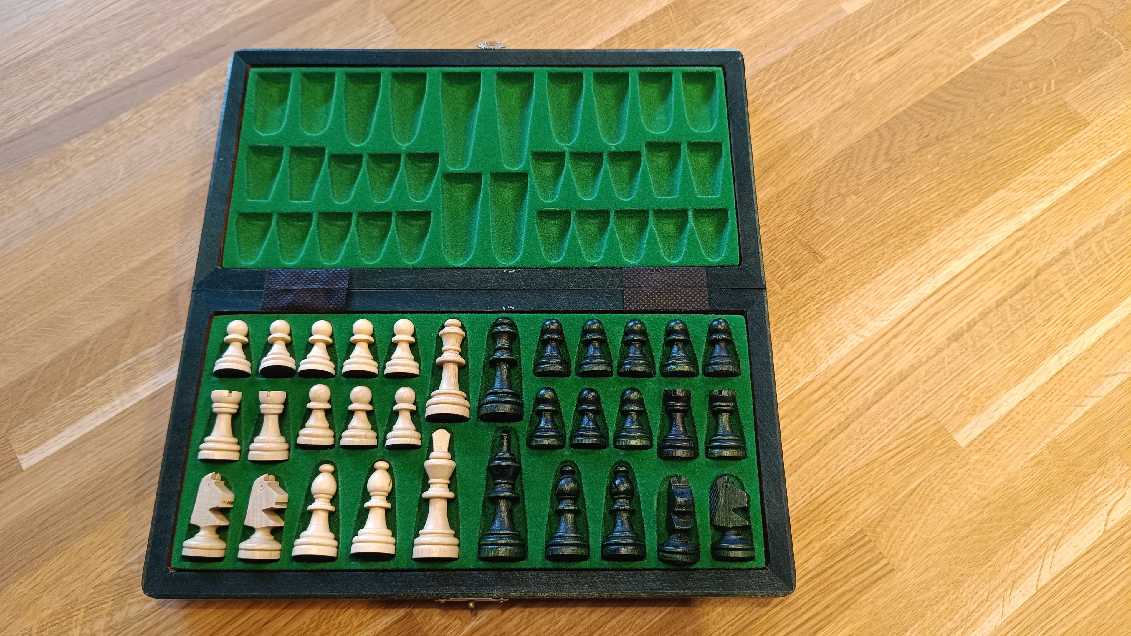 Magnetic Chess Set – Green with Insert Tray – image 4