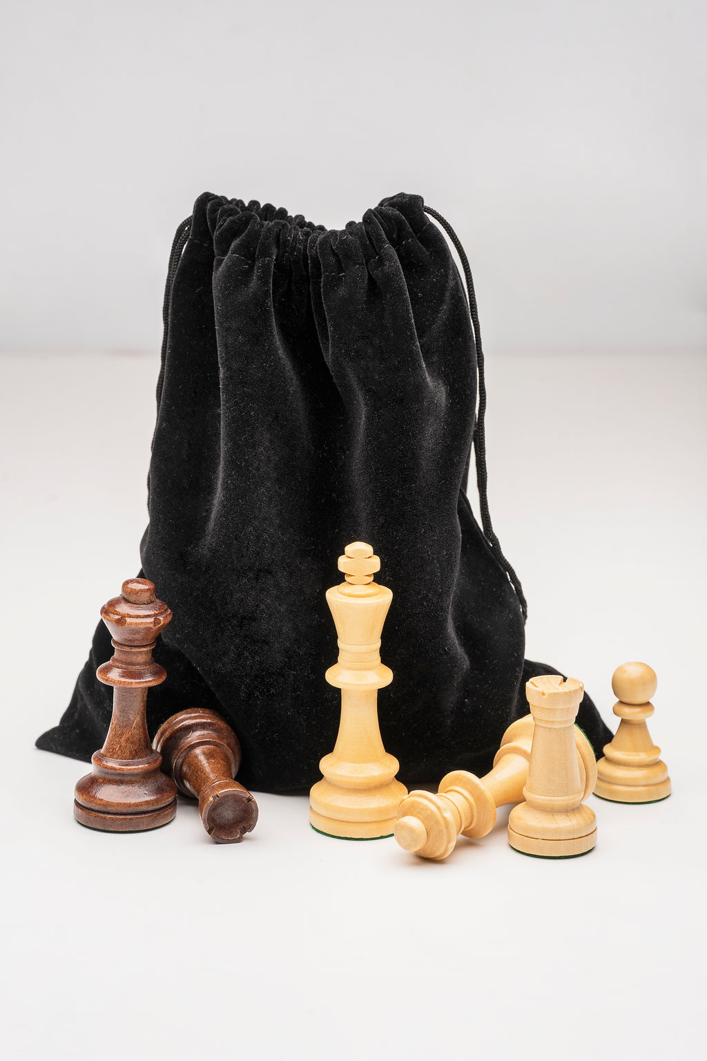 Staunton No.5 Chess Pieces 85mm – Hand-Carved Wooden Art Set in Bag