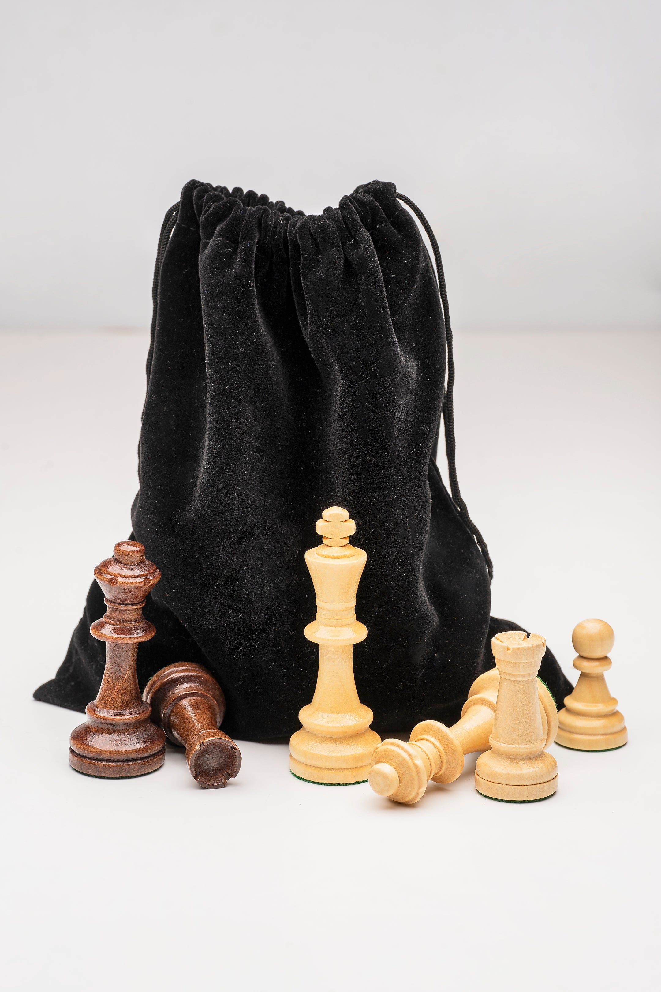 Staunton No.5 Chess Pieces 85mm – Hand-Carved Wooden Art Set in Bag