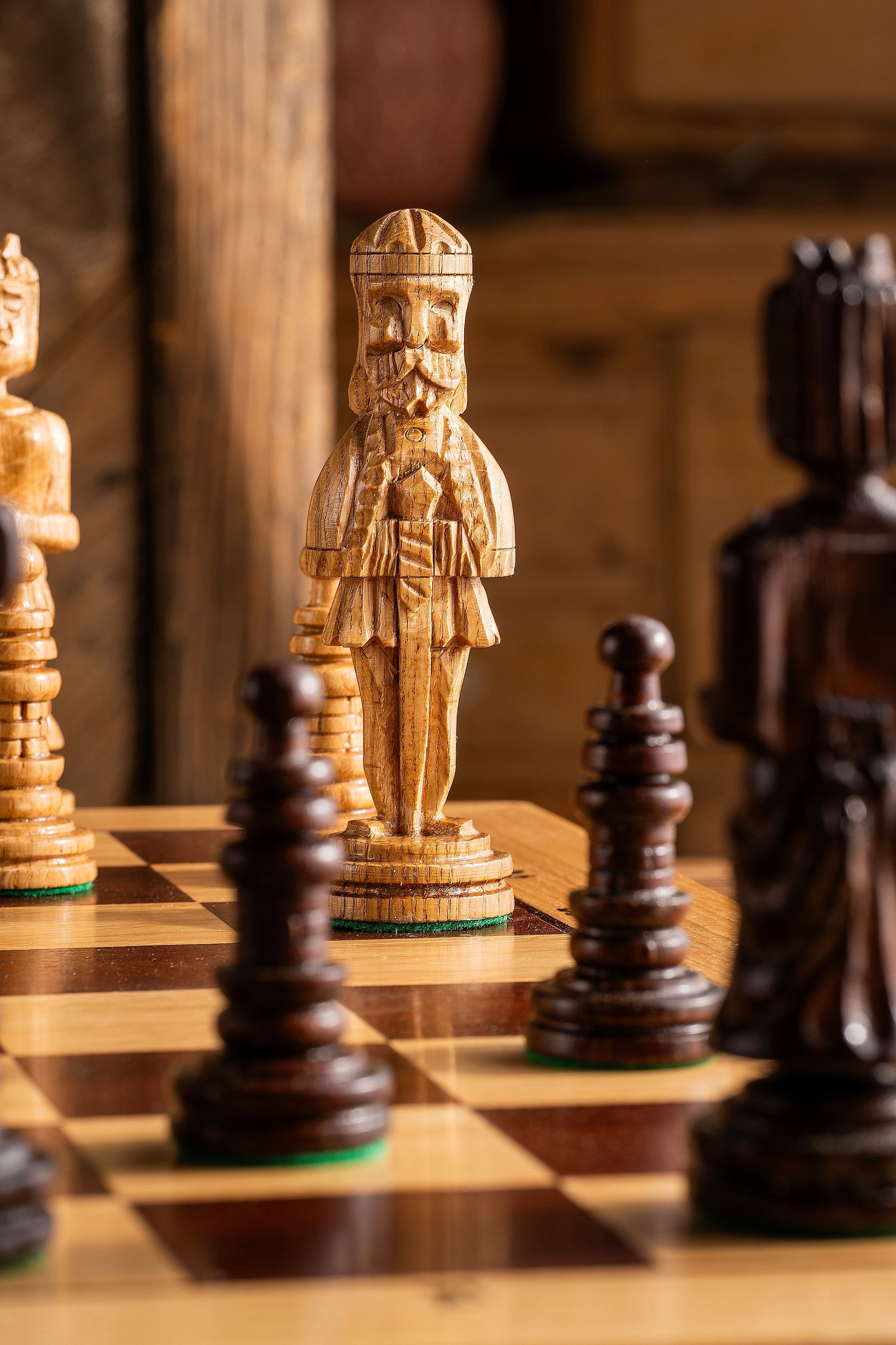 OAK Chess Set 65x65cm – Hand-Carved Oak with Mahogany Inlay – image 2